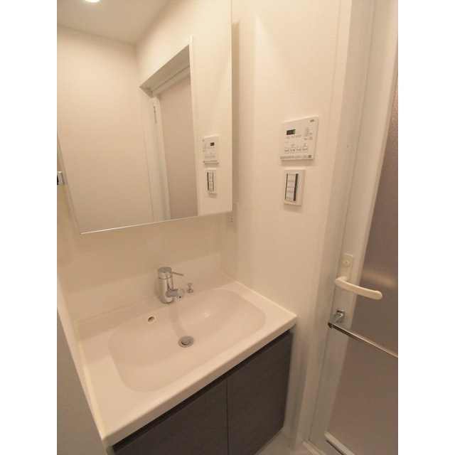 洗面設備　明るい洗面所です