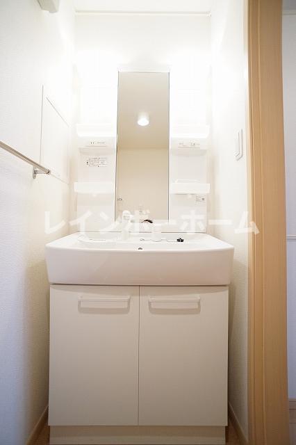 洗面設備　明るい洗面所です