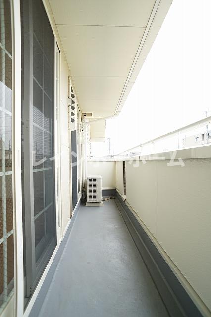 バルコニー　暖かな日差しのふりそそぐバルコニー