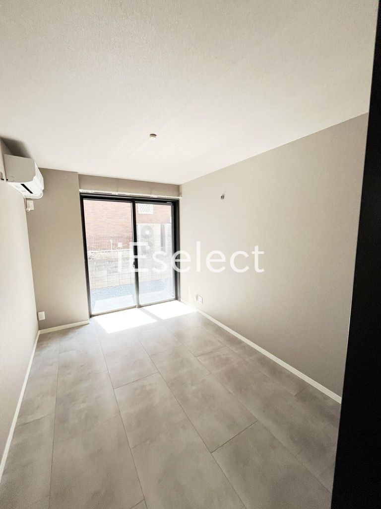 居室・リビング　窓も大きく明るいですね