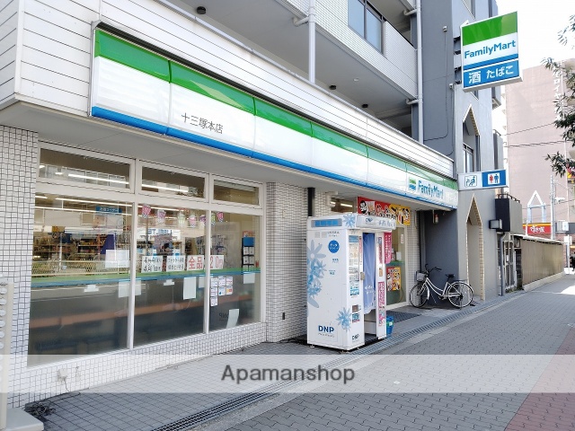 コンビニ　ファミリーマート十三塚本店（コンビニ）まで199m