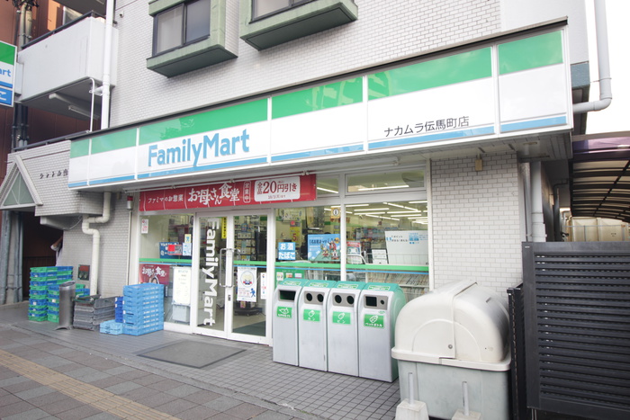 コンビニ　ファミリーマート（コンビニ）まで757m