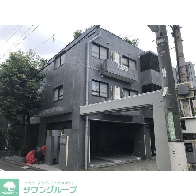 建物外観　ごみ置場、バイク駐輪、駐車場