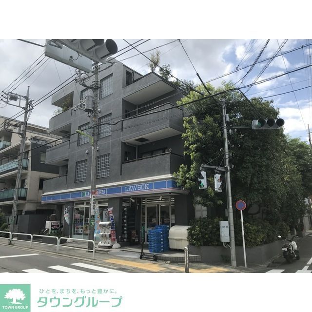 建物外観　1階店舗（コンビニあり）