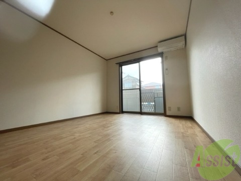 居室・リビング　こちらがリビングです。窓から陽が差し込んで明るいお部屋ですね