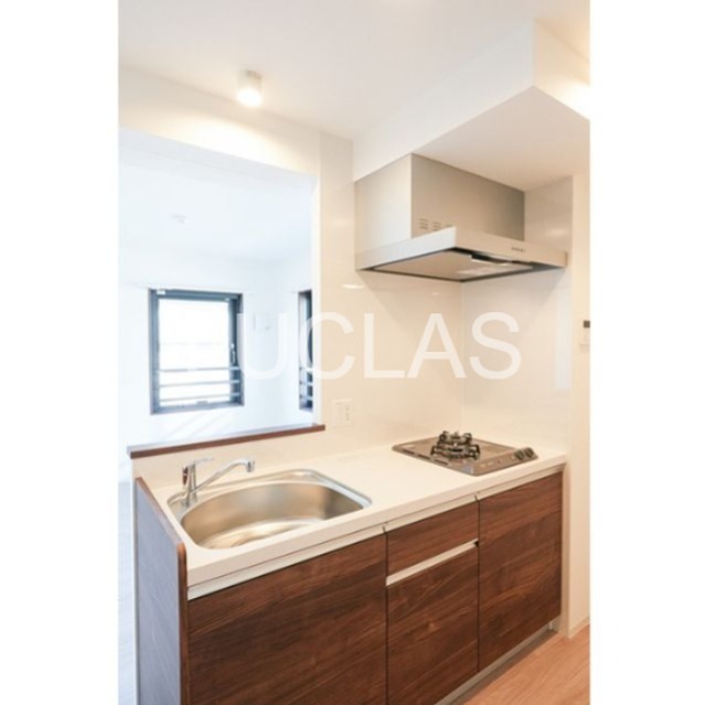 キッチン　キッチン下部に大きい収納スペース！