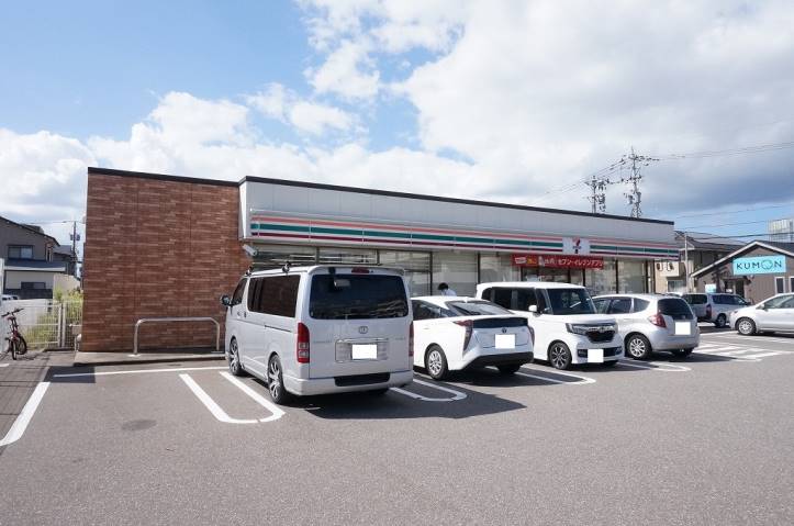 コンビニ　セブンイレブン（コンビニ）まで415m