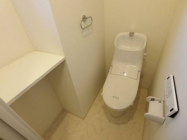 トイレ　※別タイプの参考画像になります。