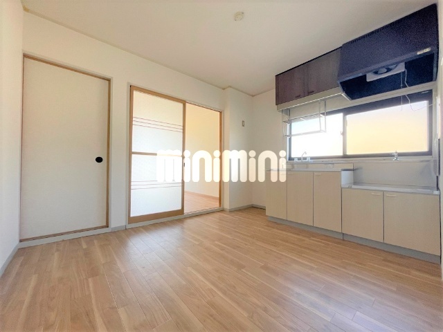 居室・リビング　日当たりが良いため部屋全体が明るく、開放感があります。