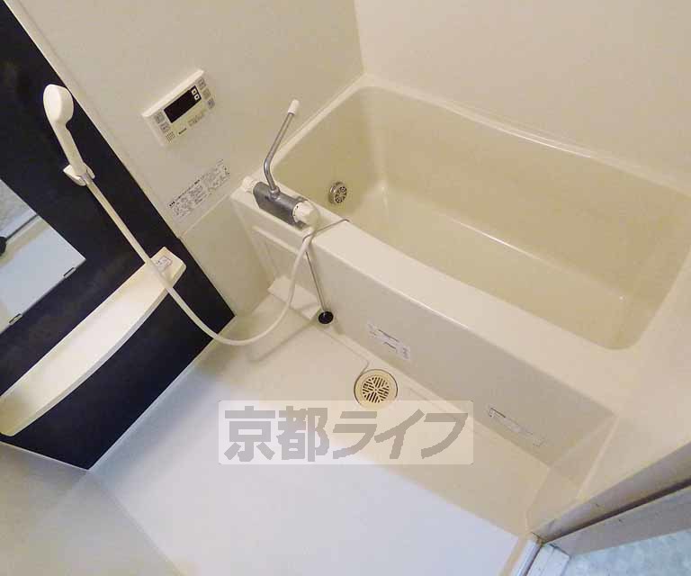 バス・シャワールーム　清潔感のある浴槽です