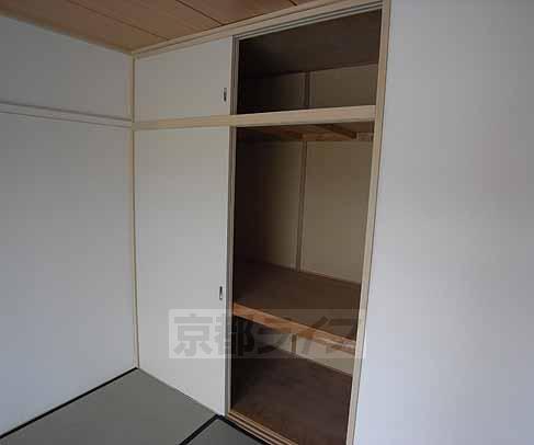 収納　奥行きたっぷり。お布団も入りますね。