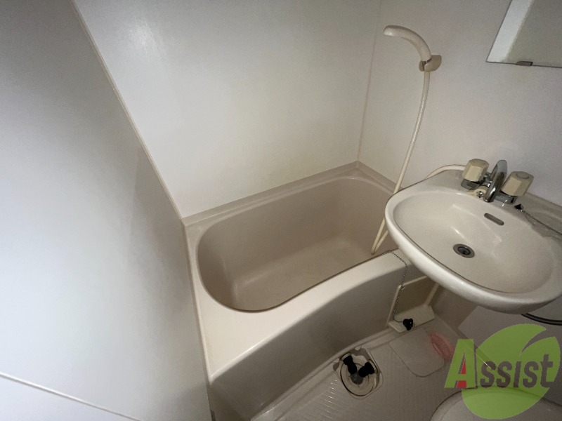 バス・シャワールーム　清潔感のあるユニットバスとなっております。