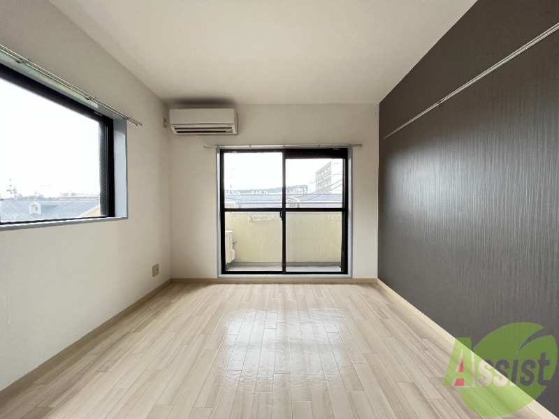 居室・リビング　お部屋は、６．５帖の洋室となっております。