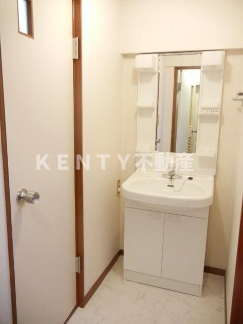 洗面設備　ゆったりとスペースのある洗面所