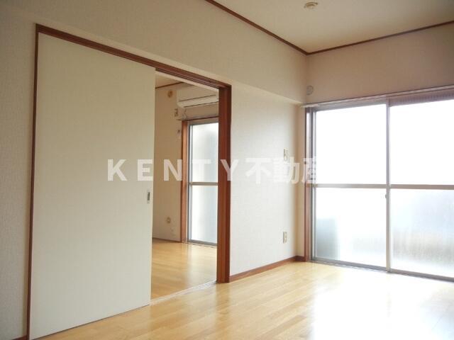 居室・リビング　こちらの居間で趣味の時間をお楽しみください