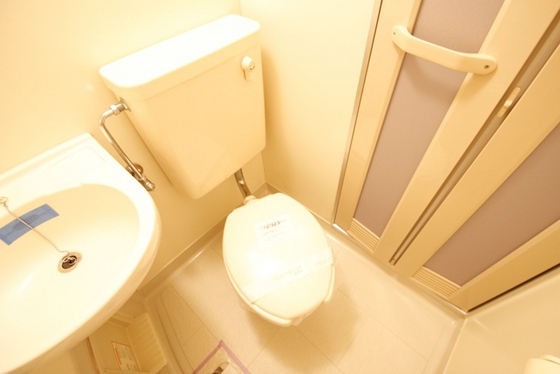 トイレ　別部屋の写真になります。