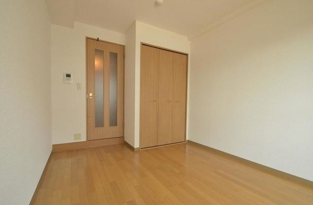 その他部屋・スペース　落ち着いた色合いの床材を使用した居住空間です。