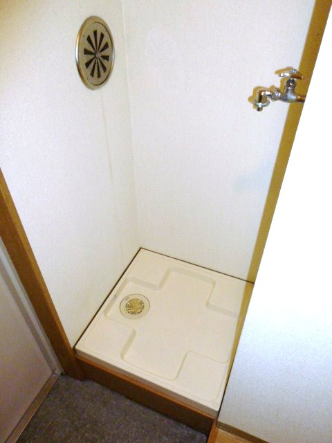 その他設備　防水パン付きの洗濯機置場です。