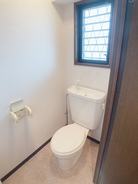 トイレ　※補修前の参考画像の為、設備等は現況優先。