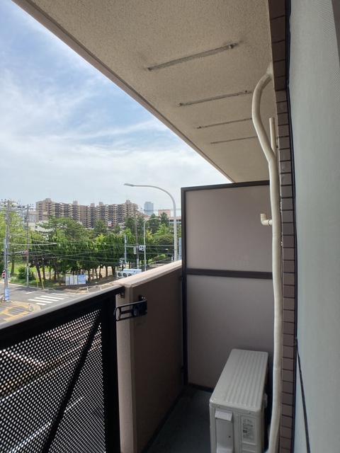 バルコニー　※補修前の参考画像の為、設備等は現況優先。