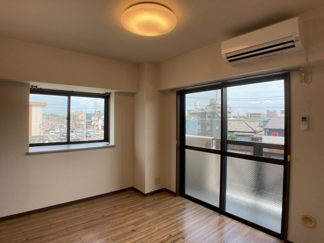 居室・リビング　※補修前の参考画像の為、設備等は現況優先。