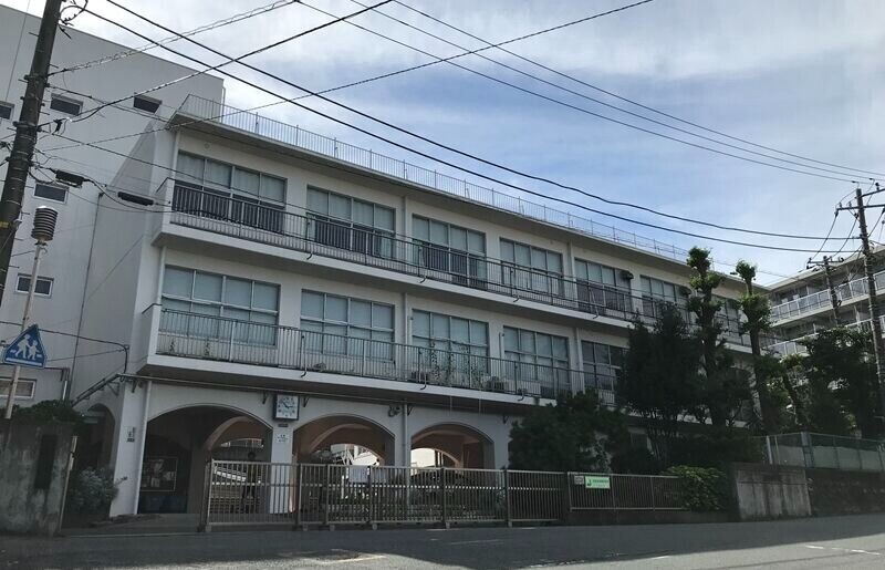 中学校　横浜市立老松中学校（中学校）まで495m