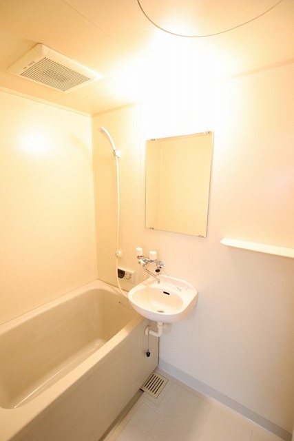 バス・シャワールーム　追い焚き機能付きの浴室です！