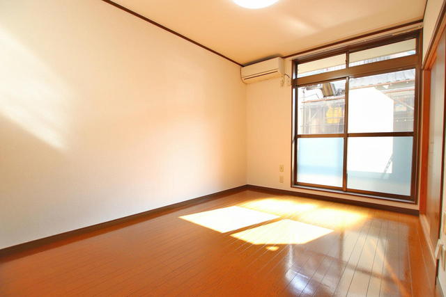 居室・リビング　明るい陽射しが差し込むリビングスペース！