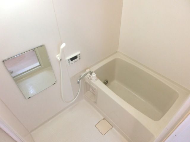 バス・シャワールーム　一日の疲れを癒してくれる追焚付きバスです