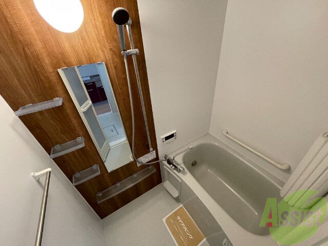 バス・シャワールーム　バスルームは狭すぎず、シャワーも浴びやすそうです。