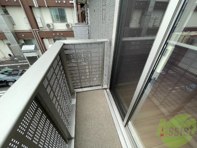 バルコニー　このバルコニースペースは洗濯物も問題なく干せそうですね。