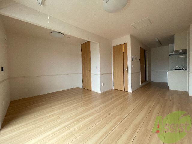 居室・リビング　１３帖の洋室です。広々として、きれいですね。