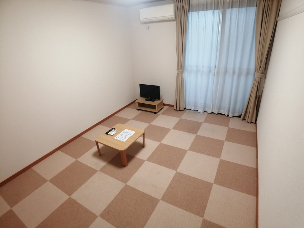 居室・リビング　同タイプの物件写真。絨毯の仕様が異なる場合がございます。