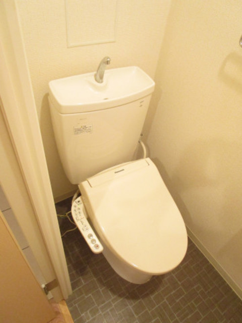 トイレ　別号室の参考写真です。