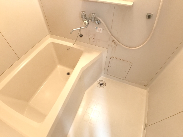 バス・シャワールーム　※補修前の参考画像の為、設備等は現況優先。