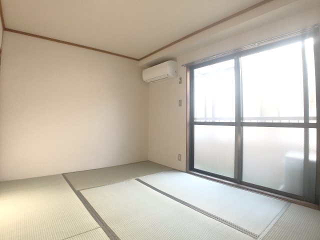 居室・リビング　※補修前の参考画像の為、設備等は現況優先。