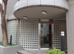 エントランス　落ち着いたエントランスです