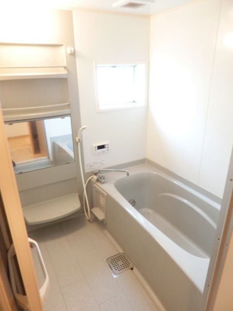 バス・シャワールーム　窓付きで清潔ですね！