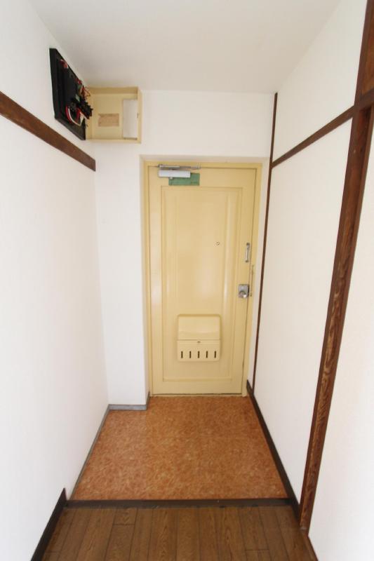 玄関　写真は同タイプのお部屋になります。