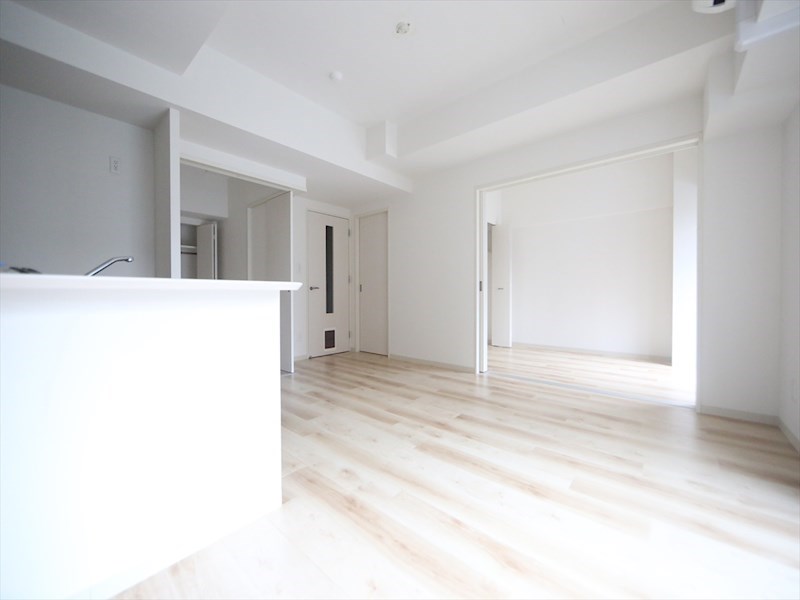 居室・リビング　ＬＤＫ14.6帖　洋室5.3帖　つなげても仕切っても使えます