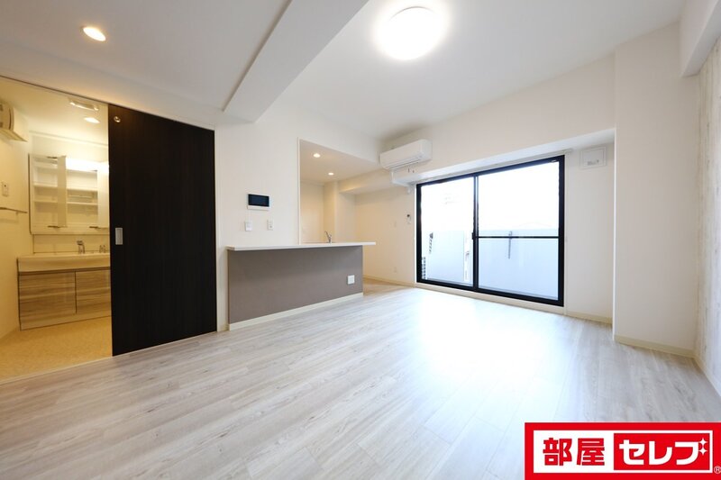 GRANDUKE代官町reversoの居間写真