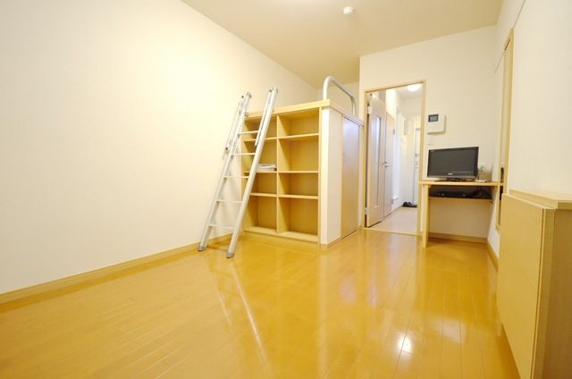 レオパレスKOIWAIの居間写真