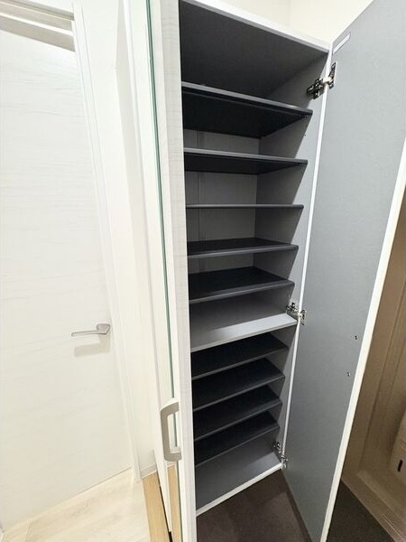 玄関　※写真は同じマンションの違う部屋のものになります。反転タイプ