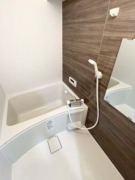 バス・シャワールーム　※写真は同じマンションの違う部屋のものになります。反転タイプ