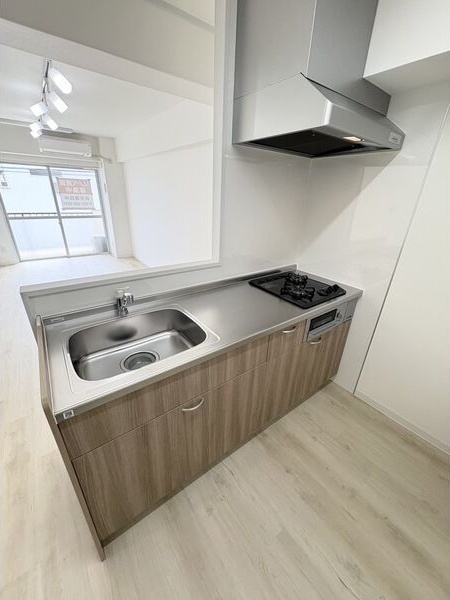 キッチン　※写真は同じマンションの違う部屋のものになります。反転タイプ