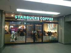飲食店　スターバックスコーヒー神宮前6丁目店（飲食店）まで534m
