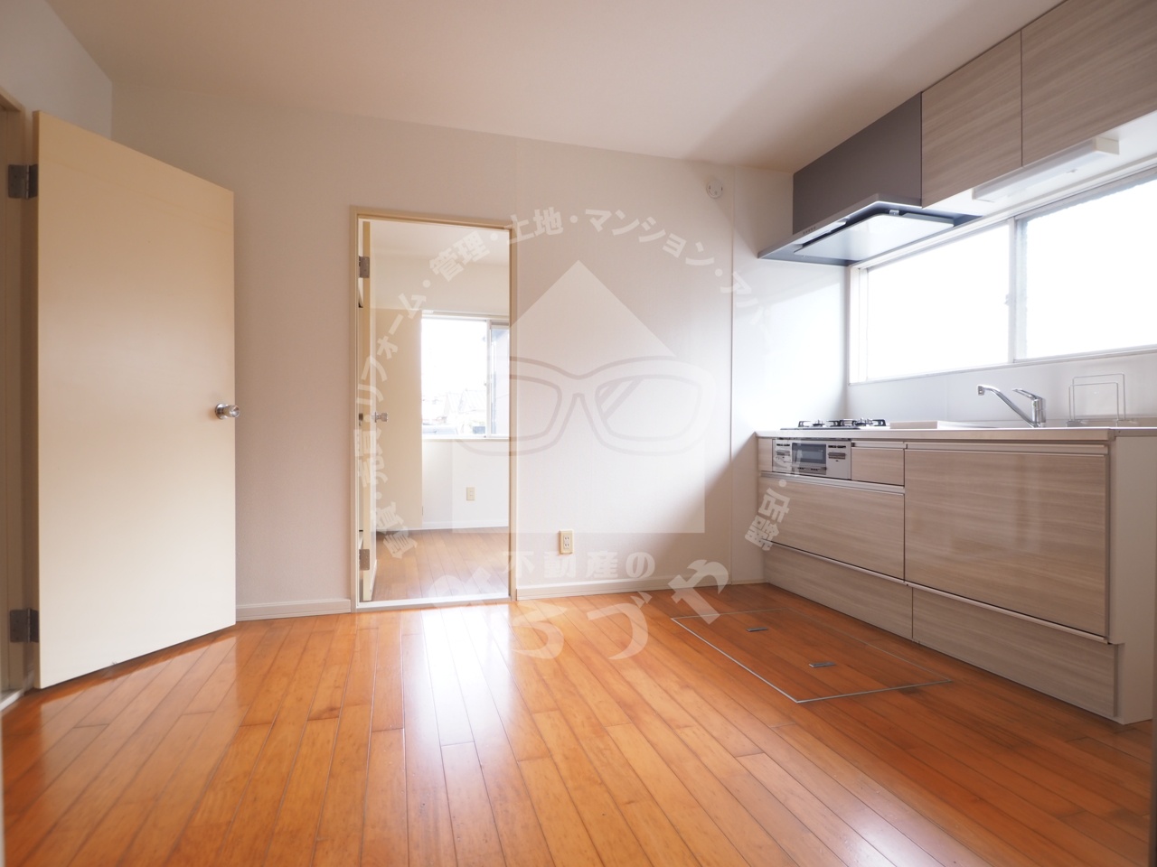 建物外観　開放感あるリビングルームは陽当りも良く明るいです