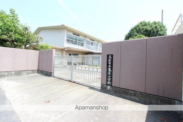 小学校　高松市立亀阜小学校（小学校）まで1981m