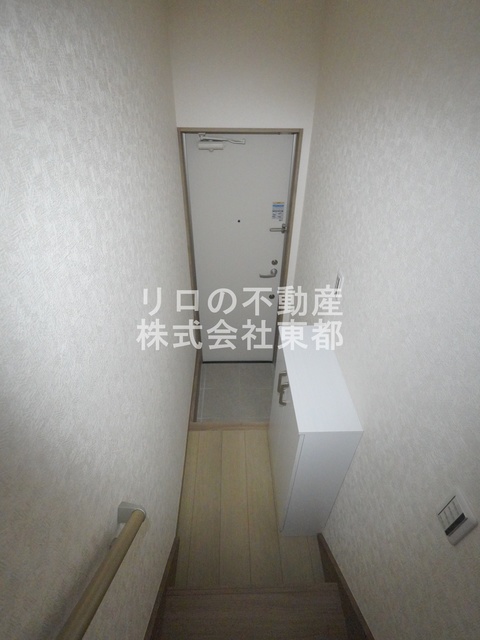 玄関　階段があるので玄関から直接お部屋を見られる心配がありません☆