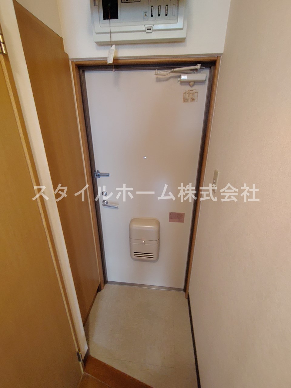 玄関　別部屋写真です。
